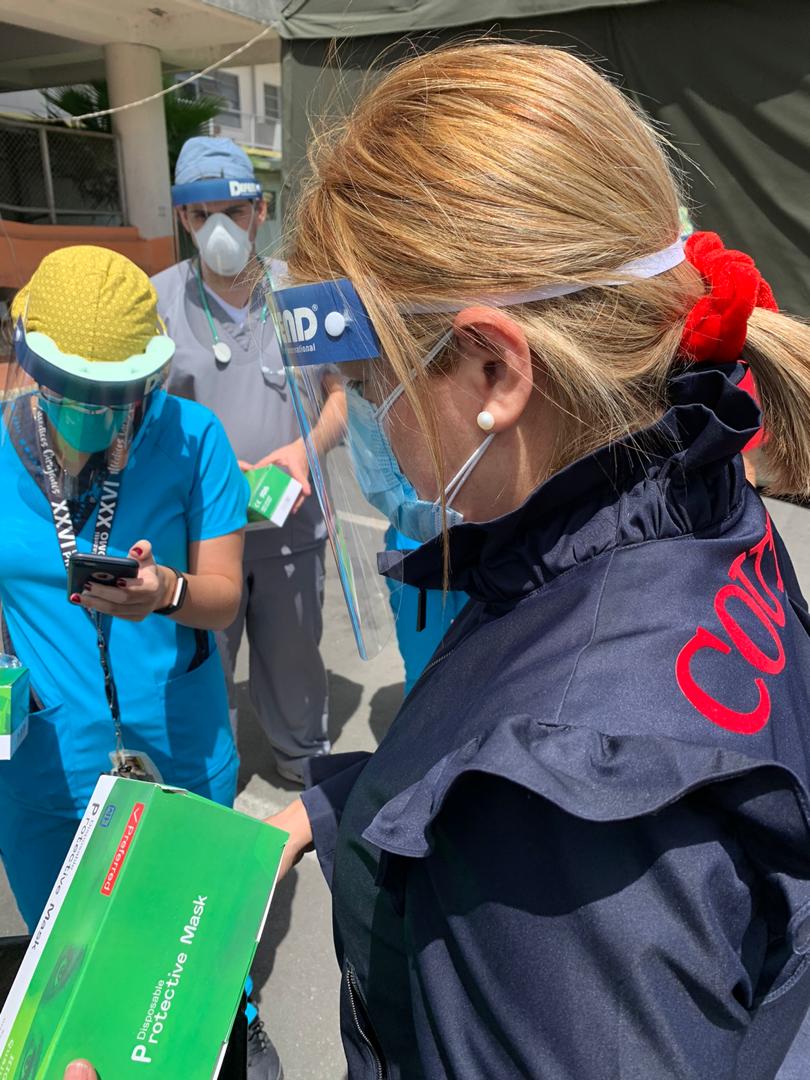 La firma Ana Ascanio Couture entregó donativo de material de protección al personal médico del Hospital Universitario de Caracas