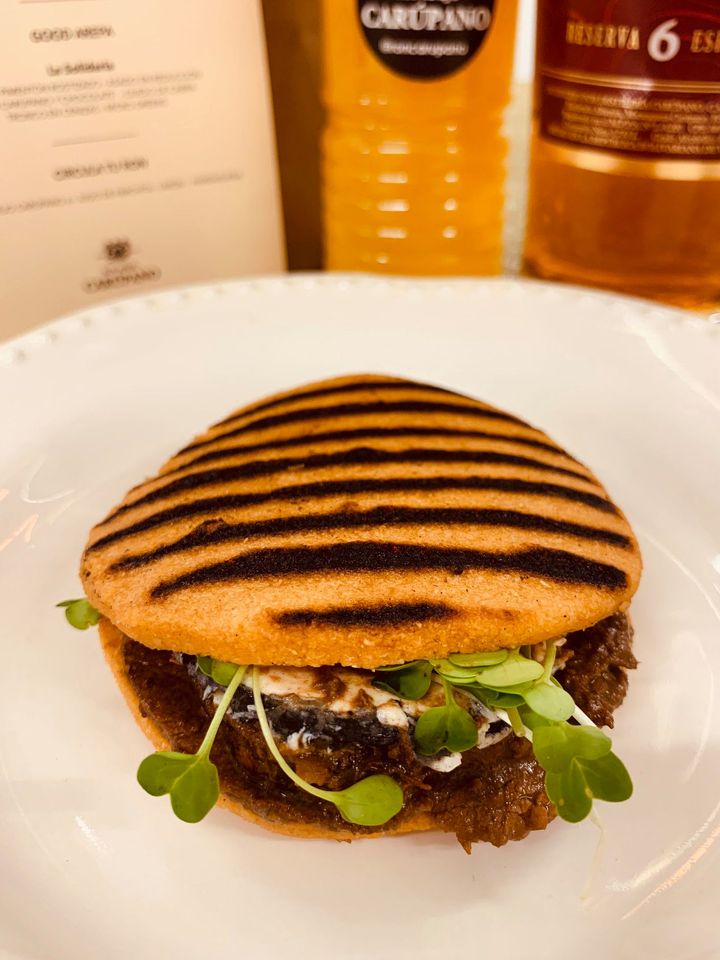 Ron Carúpano celebramos el Día Internacional de la Arepa con un aporte de #OtroNivel