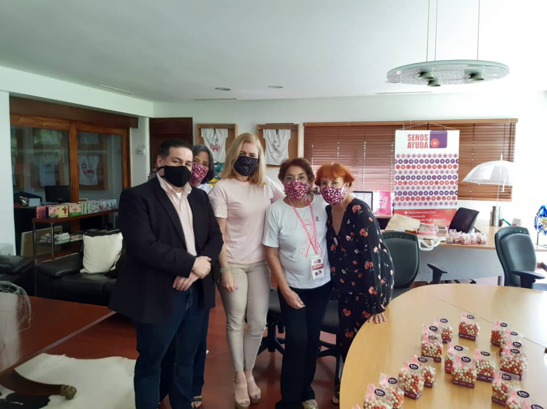 Chocolates Krön se viste de solidaridad obsequiando dulzura y felicidad con sus productos a la fundación SenosAyuda