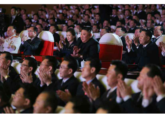 Estimado compañero Kim Jong Un presencia función artística por el Día de Estrella Luz