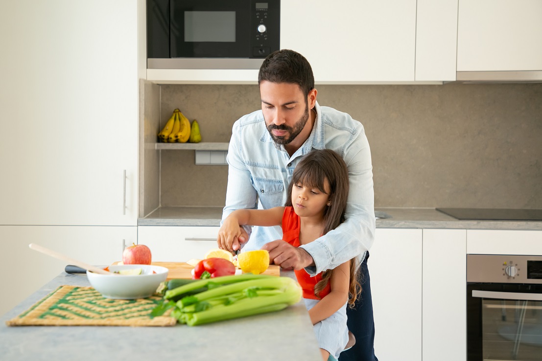 LA COCINA ES IDEAL PARA ENSEÑAR VALORES A LOS NIÑOS