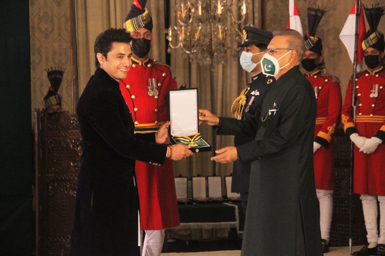 El reconocido cantante Ali Zafar recibe premio presidencial”Pride of Performance”, el 23 de Marzo