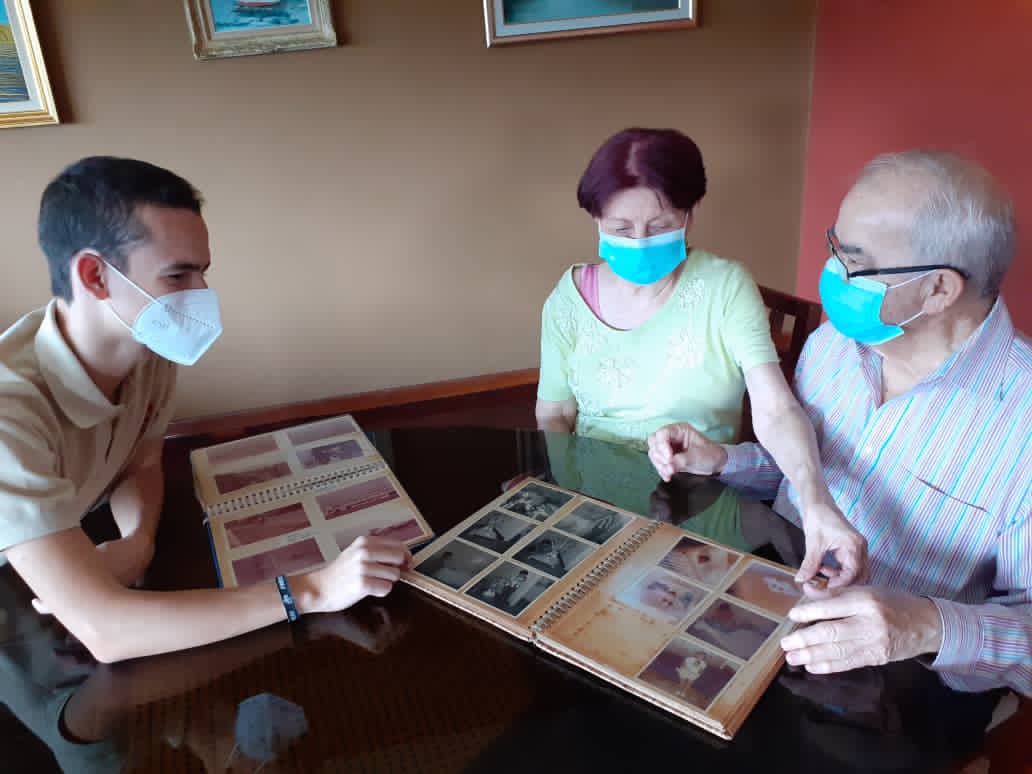 LOS ESTUDIANTES DE LA CLASE 12B DEL COLEGIO HUMBOLDT CARACAS REALIZAN LABOR SOCIAL APOYANDO A LOS ADULTOS MAYORES