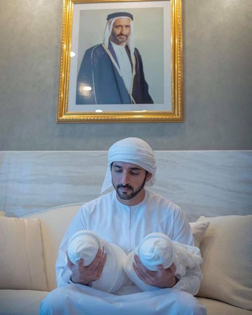 Sheikh Hamdan, de los Emiratos Árabes Unidos, presenta al mundo a sus gemelos