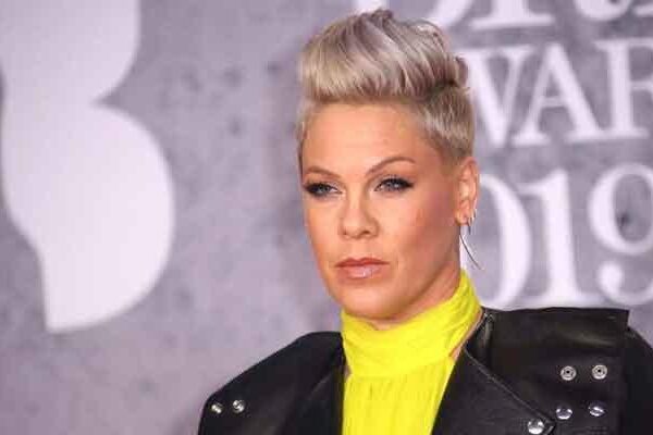 Pink eufórica por recibir el premio Icon Award en los Billboard Music Awards 2021
