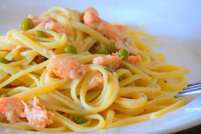 Sorprende a mamá en su mes con un suculento Linguine con Salmón y salsa de parchita