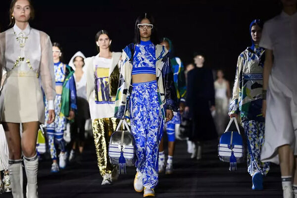 Dior vuelve a los espectáculos en directo con una colección de vestidos tradicionales griegos