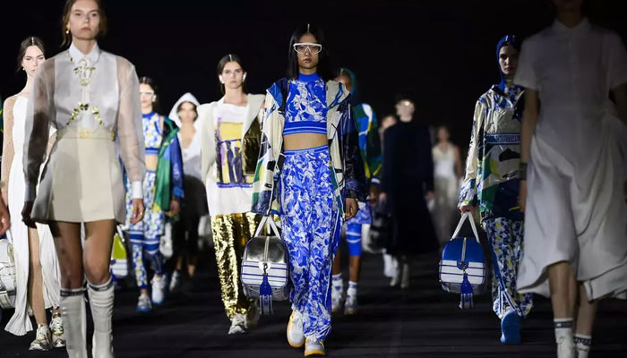 Dior vuelve a los espectáculos en directo con una colección de vestidos tradicionales griegos