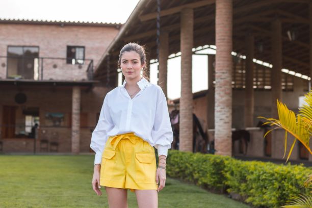 Una pieza Ana Ascanio Couture que no puede faltar en tu closet  BLUSA CON CUELLO Y PUÑOS BORDADOS