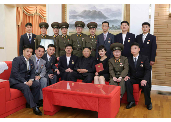 Estimado compañero Kim Jong Un felicita a los creadores y artistas condecorados