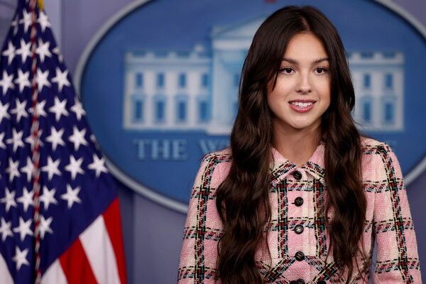 La estrella del pop Olivia Rodrigo impulsa la campaña de vacunación juvenil de Biden