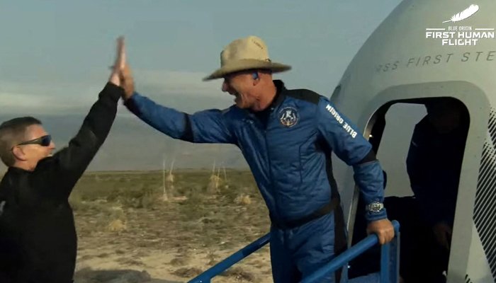 Después de conquistar la Tierra, Jeff Bezos completa una nueva misión en el espacio