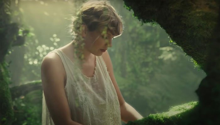 Taylor Swift escribe una nota bella en honor al aniversario del «Folklore»