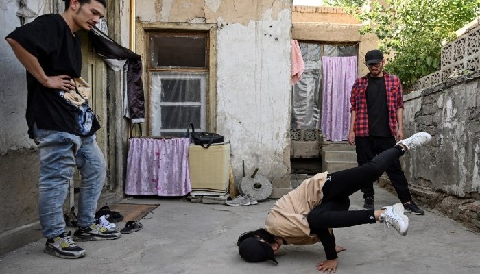 Bailarín de hip-hop afgano teme por su vida bajo el régimen talibán