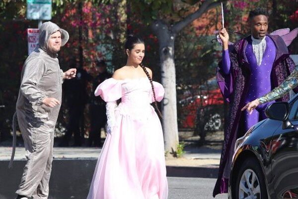 Camila Cabello y James Corden organizan un flashmob para bloquear el tráfico de los Ángeles con el atuendo de ‘Cenicienta’