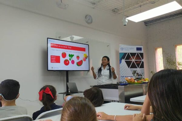 Niñas y niños de Caracas participan de conferencia sobre la importancia de las frutas y las verduras