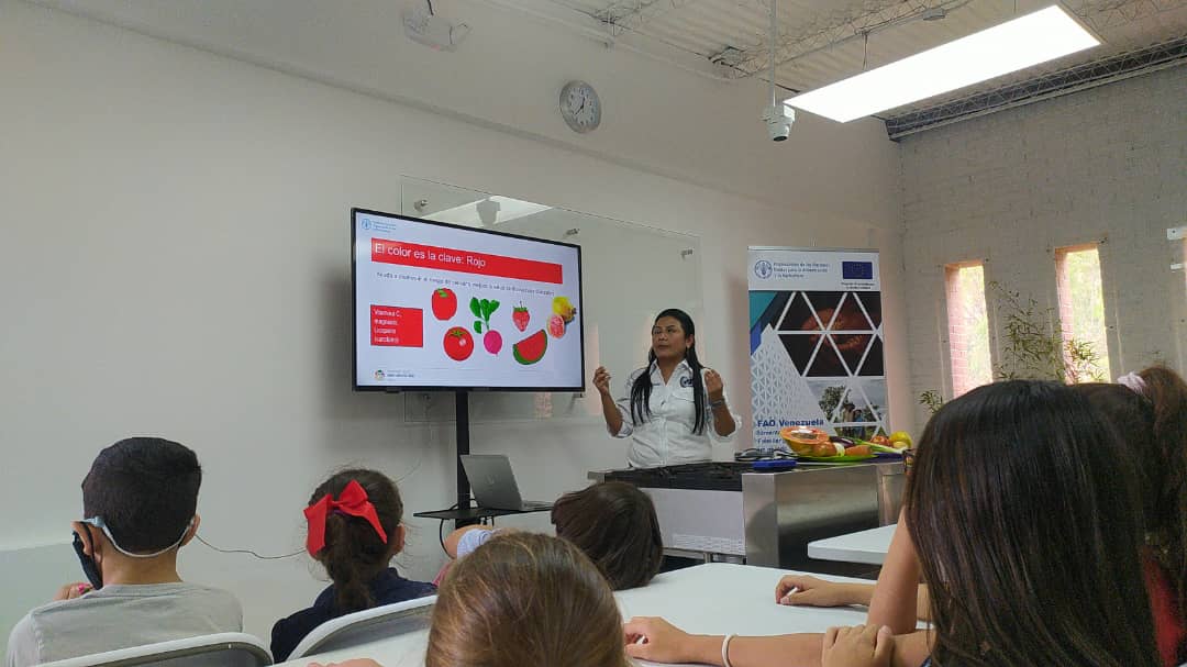Niñas y niños de Caracas participan de conferencia sobre la importancia de las frutas y las verduras
