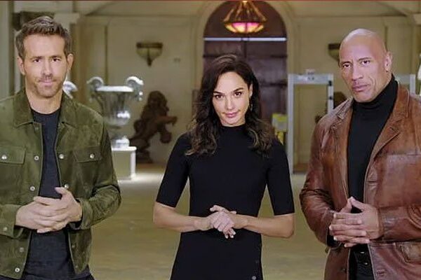 Gal Gadot se enfrenta cara a cara con Ryan Reynolds y Dwayne Johnson en el tráiler de ‘Red Notice’ de Netflix
