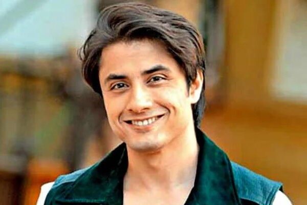 Ali Zafar canta ‘MEIN URA’ para la Fuerza Aérea de Pakistán en el Día de la Defensa