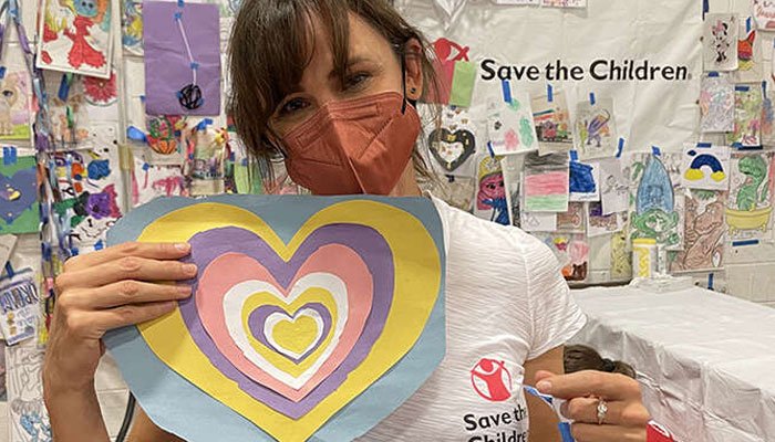 Jennifer Garner pasa el día con refugiados afganos a la llegada de éstos a EE. UU
