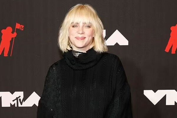 Billie Eilish lució un look negro over sized en los MTV Video Music Awards 2021