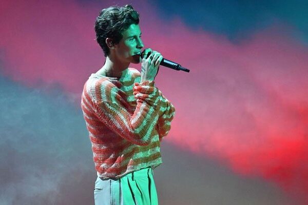 Shawn Mendes deleitó a los fans con una interpretación conmovedora de «Summer of Love» en los VMA.
