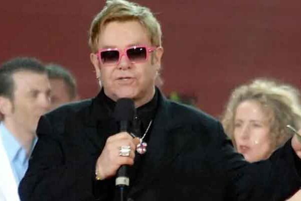 Elton John retrasa gira de despedida tras lesión en la cadera