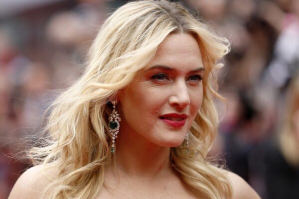 Kate Winslet recibe una ovación de pie mientras se lleva el premio Top de los  Emmy
