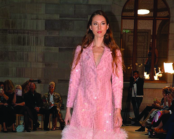 La diseñadora kuwaití Montaha Al-Ajeel participa en la Feria Internacional de la Moda de Estocolmo 2021