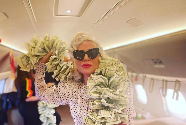 Lady Gaga impacta cuando se pone una boa hecha con billetes de 100 dólares