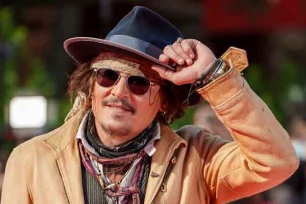 Johnny Depp adorna la alfombra roja en el Festival de Cine de Roma con el estilo del Capitán Jack Sparrow