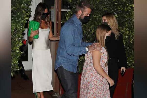 Victoria Beckham disfruta de una cita para cenar con su esposo David y su hija Harper en L A