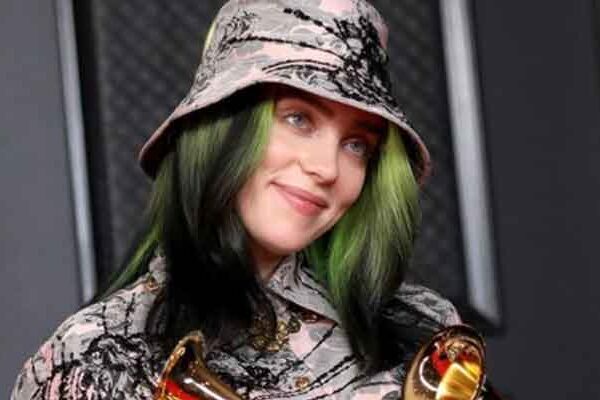 Billie Eilish graba un mensaje de audio antes de la cumbre climática COP26 de la ONU