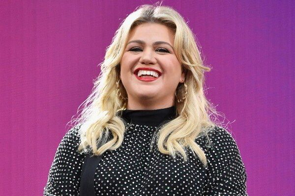 Kelly Clarkson se prepara para la Navidad y anuncia que será la anfitriona de un nuevo especial