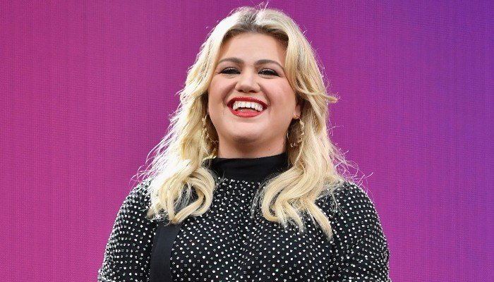 Kelly Clarkson se prepara para la Navidad y anuncia que será la anfitriona de un nuevo especial
