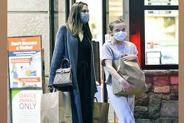 Angelina Jolie sorprende a los espectadores mientras luce un vestido negro con un cárdigan de punto durante una salida en Hollywood