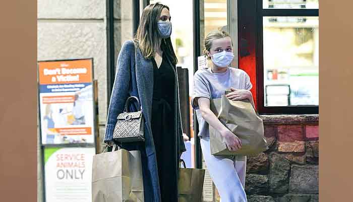 Angelina Jolie sorprende a los espectadores mientras luce un vestido negro con un cárdigan de punto durante una salida en Hollywood