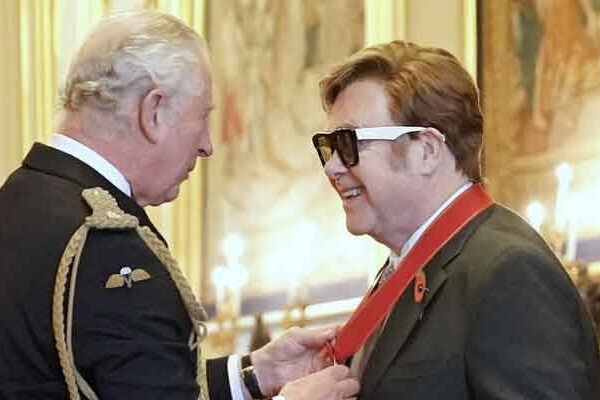 Elton John recibe el honor real de élite demanos del príncipe Carlos
