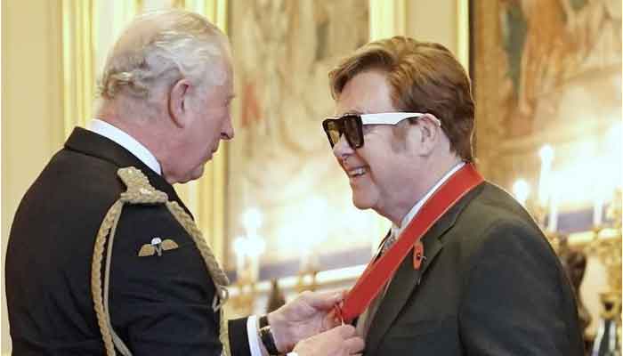 Elton John recibe el honor real de élite demanos del príncipe Carlos