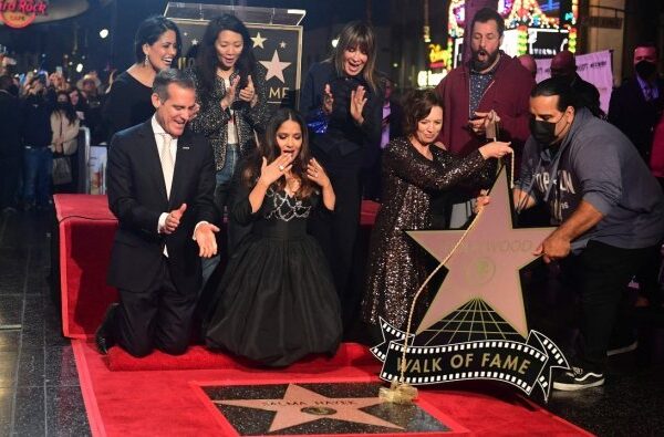 Salma Hayek recibe estrella en el Paseo de la Fama de Hollywood