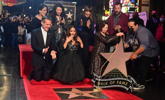 Salma Hayek recibe estrella en el Paseo de la Fama de Hollywood