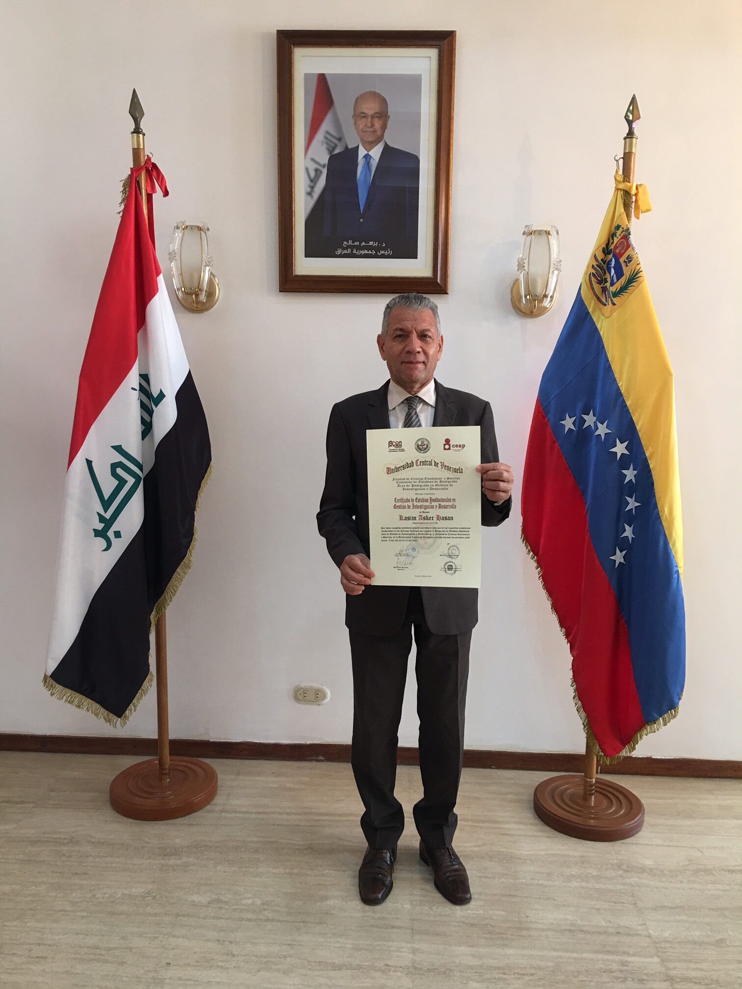 EL EMBAJADOR DR. KASIM ASKER HASAN RECIBE CERTIFICADO DE ESTUDIOS POSTDOCTORALES EN  GESTIÓN DE INVESTIGACIÓN Y DESARROLLO