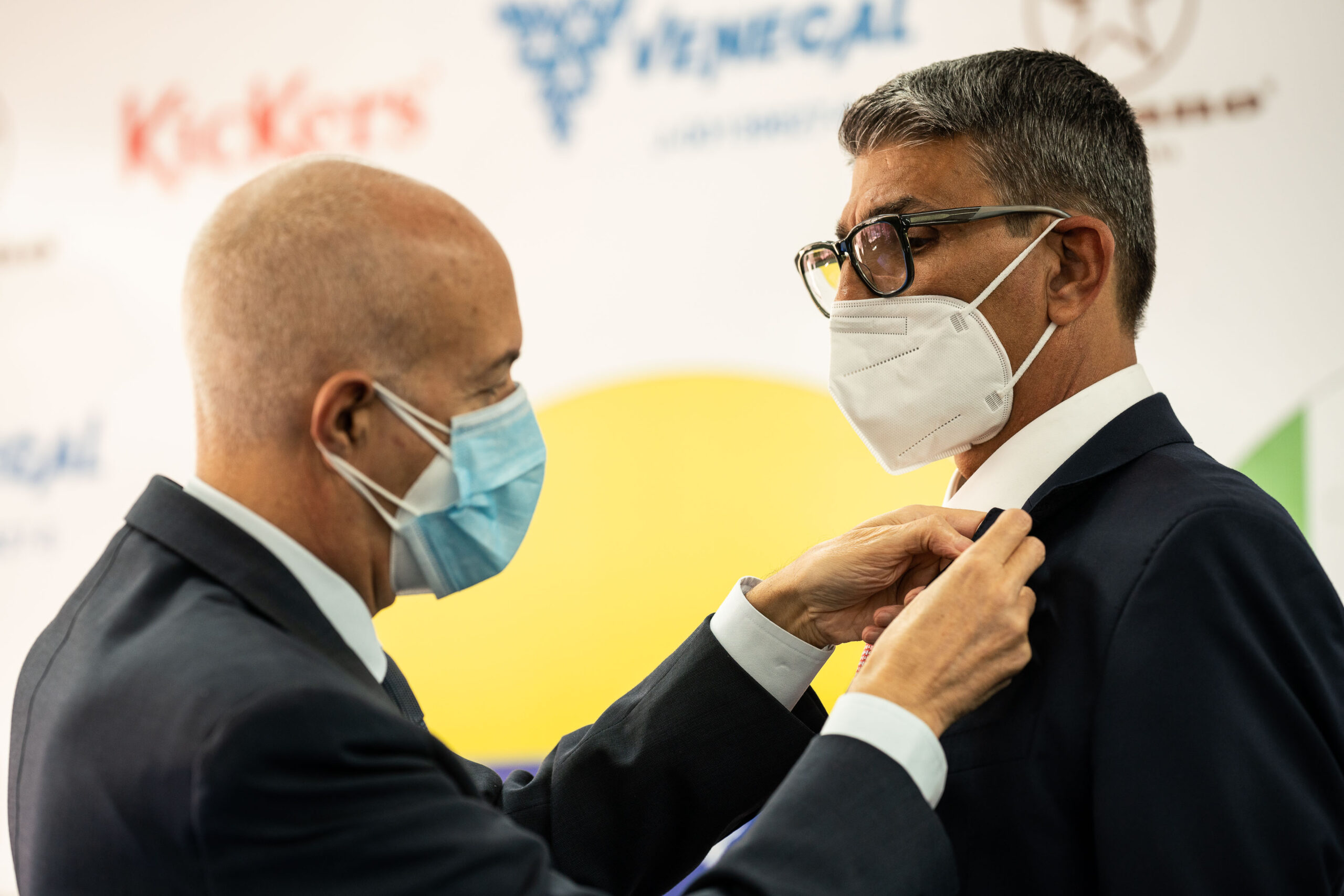 EMBAJADOR DE ITALIA CONDECORA A PASQUALINO VIGLIOTTI