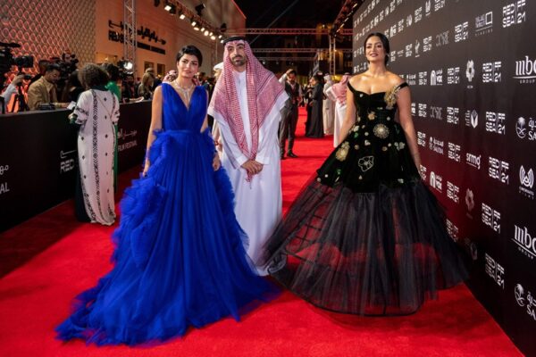 Las estrellas brillan en la alfombra roja del Festival Internacional de Cine del Mar Rojo
