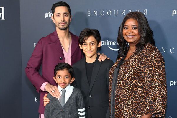Riz Ahmed promueve a diseñador paquistaní durante el estreno de ‘Encounter’ en Los Ángeles