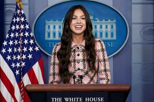 Olivia Rodrigo recibe el ‘Premio a la compositora del año’ de manos de su compañera estrella de rock Avril Lavigne