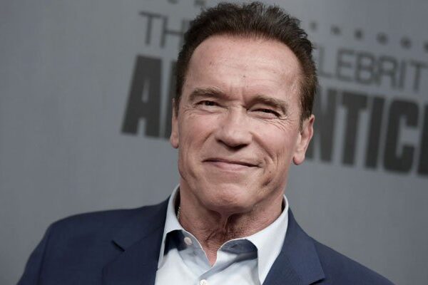 Arnold Schwarzenegger celebra la Navidad donando 25 casas pequeñas para veteranos sin hogar
