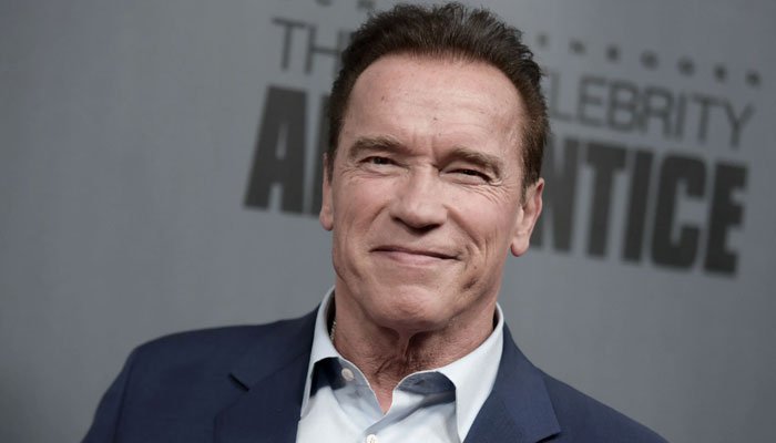 Arnold Schwarzenegger celebra la Navidad donando 25 casas pequeñas para veteranos sin hogar