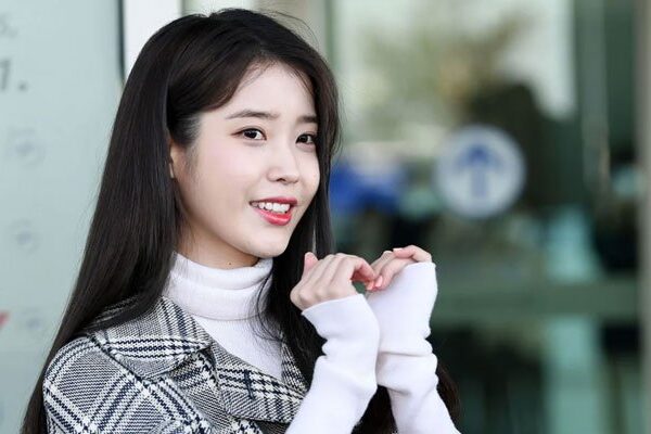 IU se convierte en Santa y dona una gran suma a Child Fund Korea antes de Navidad