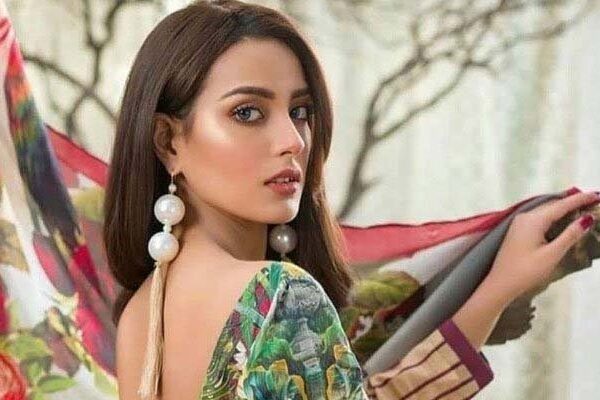 Iqra Aziz desea a los fans Feliz Navidad, Quaid Day con magníficas selfies